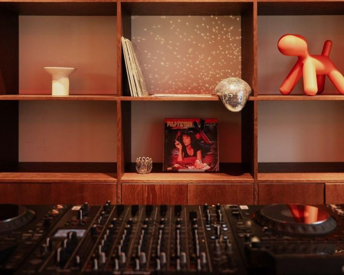 Stacjonarna konsola DJ-ska we wnętrzu kawiarni Coffeedesk na Nowy Świat 6/12.