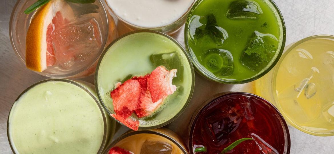 Kolorowe, mrożone napoje z wiosennej oferty kawiarni Coffeedesk, w tym orzeźwiająca Yuzu Coconut Matcha oraz kremowe Truskawkowe Ice Latte.