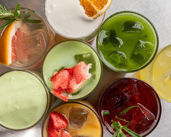 Kolorowe, mrożone napoje z wiosennej oferty kawiarni Coffeedesk, w tym orzeźwiająca Yuzu Coconut Matcha oraz kremowe Truskawkowe Ice Latte.